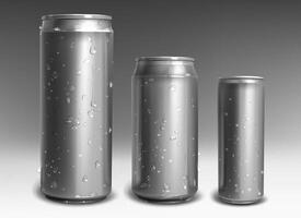 aluminium canettes avec l'eau gouttes isolé sur gris Contexte. métal boisson bouteilles pour énergie boire, un soda breuvages ou bière. argent vide maquette des modèles avec du froid condensation pour marque conception modèle. vecteur