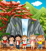 Joyeux enfants visitant la cascade vecteur