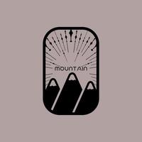 Montagne aventure badge logo graphique illustration sur Contexte vecteur