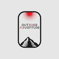 Montagne aventure badge logo graphique illustration sur Contexte vecteur