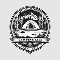 Extérieur camping la vie badge ancien style noir Couleur dans blanc Contexte vecteur