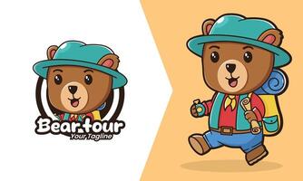 ours mascotte aventure logo, une petit, amical ours portant une minuscule sac à dos et une chapeau. le ours pouvez avoir une carte collage en dehors de le sac à dos et une boussole dans main. vecteur