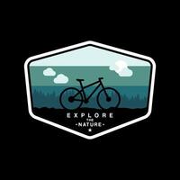 Montagne bicyclette explorer le la nature logo vecteur