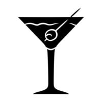 icône de glyphe de martini. verre à pied avec boisson et olive. cocktail avec gin et vermouth. boisson alcoolisée. gobelet avec boisson mélangée. symbole de silhouette. espace négatif. illustration vectorielle isolée vecteur