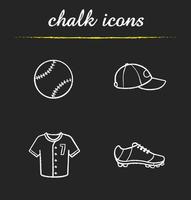 jeu d'icônes de craie de baseball. équipement de softball. ballon, casquette, chaussure et t-shirt. illustrations de tableau de vecteur isolé