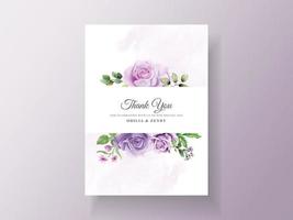 modèle d'invitation de mariage de belles fleurs violettes vecteur