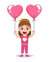 heureux personnage de fille enfant mignon debout et tenant des ballons d'amour en forme de coeur vecteur
