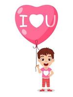 caractère heureux garçon mignon enfant debout et tenant un ballon d'amour en forme de coeur vecteur