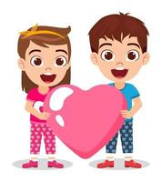heureux garçon mignon et personnage de fille debout et tenant ensemble une pancarte en forme de coeur vecteur