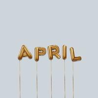 avril écrit avec des ballons en feuille d'or. lettrage d'avril avec des ballons d'or réalistes. typographie d'avril. conception de vecteur isolé