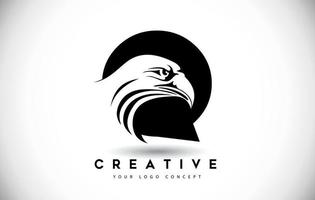 lettre q logo aigle avec illustration vectorielle de tête d'aigle créatif. vecteur