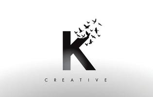 lettre du logo k avec une volée d'oiseaux volant et se désintégrant de la lettre. vecteur
