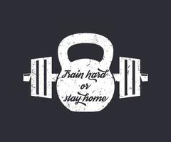 entraînez-vous dur, conception de t-shirt de gym vintage, impression, kettlebell et haltère vecteur