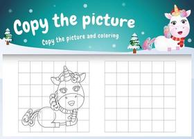 copiez le jeu d'images pour enfants et la page à colorier avec une jolie licorne utilisant un costume de noël vecteur