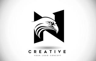 lettre n logo d'aigle avec illustration vectorielle de tête d'aigle créatif. vecteur