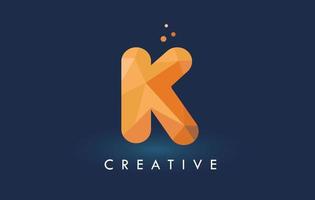 lettre k avec logo triangles origami. conception créative d'origami jaune orange. vecteur