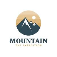 montagne l'expédition, explorateur, logo, badge vecteur