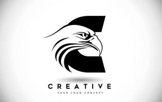 lettre c logo d'aigle avec illustration vectorielle de tête d'aigle créatif. vecteur