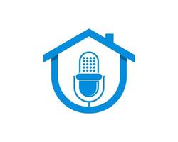 maison bleue simple avec microphone podcast à l'intérieur vecteur