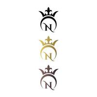 vecteur gratuit de lettre de logo de luxe n avec couronne et symbole royal