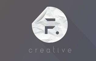 logo de lettre f avec texture de papier d'emballage froissé et déchiré. vecteur