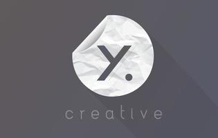 logo de lettre y avec texture de papier d'emballage froissé et déchiré. vecteur