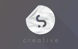 logo de lettre s avec texture de papier d'emballage froissé et déchiré. vecteur