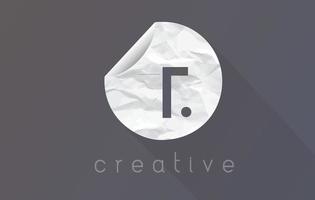 logo de lettre t avec texture de papier d'emballage froissé et déchiré. vecteur
