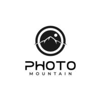 lentille et symbole de montagne pour la conception de logo de photographe de photographie de nature d'aventure en plein air vecteur