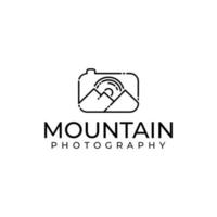 conception de logo d'objectif de photographie et icône de montagne pour le photographe de nature d'aventure en plein air vecteur