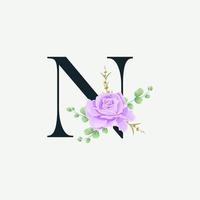 bel alphabet n avec modèle de décoration de logo floral. police de luxe avec illustration vectorielle botanique emblème feuilles vertes. vecteur