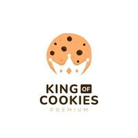 logo de cookies de la majesté du roi avec la silhouette de la couronne découpe de l'espace négatif à l'intérieur de l'illustration du symbole de l'icône de cookie vecteur