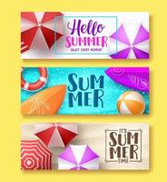 ensemble de bannières vectorielles design été. bonjour texte de voeux d'été dans le sable de la plage avec des éléments d'été colorés comme une planche de surf, des balles et un parapluie. illustration vectorielle. vecteur