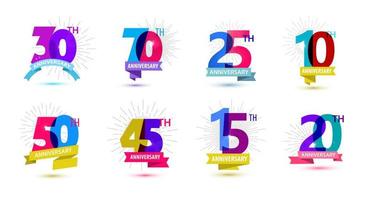 ensemble d'images vectorielles de compositions de dates d'anniversaire avec des rubans, des étiquettes de logo d'anniversaire d'années. isolé. vecteur