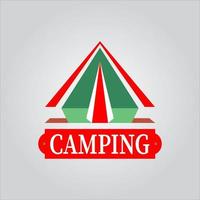 logo de camping et d'aventure en forêt de montagne vecteur