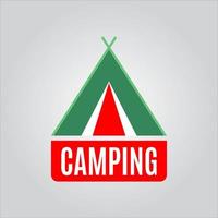 logo de camping et d'aventure en forêt de montagne vecteur