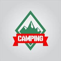 logo de camping et d'aventure en forêt de montagne vecteur