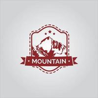 logo d'expédition en montagne et logo d'explorateur de montagne vecteur