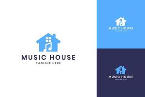 création de logo d'espace négatif de maison de musique vecteur