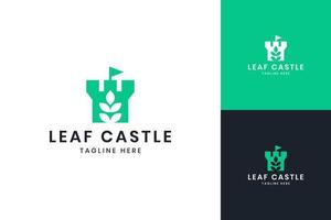 création de logo d'espace négatif de château de feuilles vecteur