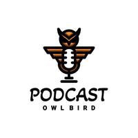 podcast microphone combiné avec oiseau hibou, en arrière-plan blanc, logo de conception modifiable vecteur