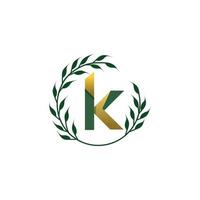 logo de luxe lettre k avec feuilles circulaires. monogramme de logo de cosmétiques de beauté verte. vecteur