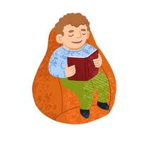 mignon petit garçon assis sur une chaise de sac et lit un livre vecteur