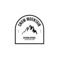 logo de montagne enneigée dans un style simple. création de logo de vêtements de plein air. illustration vectorielle. vecteur