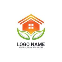 maison orange abstraite combinée avec la conception de logo de feuille de nature verte. vecteur