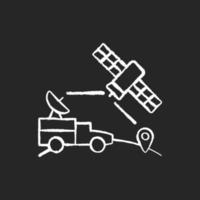 utilisation militaire des satellites craie icône blanche sur fond sombre. réception de signal parabolique par satellite. communication militaire, transmission d'informations. illustration de tableau vectoriel isolé sur fond noir