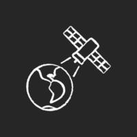 processus d'observation de la terre craie icône blanche sur fond sombre. investigation de la surface terrestre par satellite artificiel. observation météorologique de la Terre. illustration de tableau vectoriel isolé sur fond noir