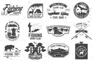 ensemble de patchs d'aventure en plein air avec des citations inspirantes, des badges de club de pêche. vecteur. concept de chemise ou d'impression, de timbre ou de tee-shirt. design vintage avec remorque rv, tente de camping, canne à poisson, ours. vecteur