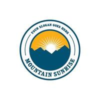 logo de lever de soleil de montagne, logo de nature vecteur