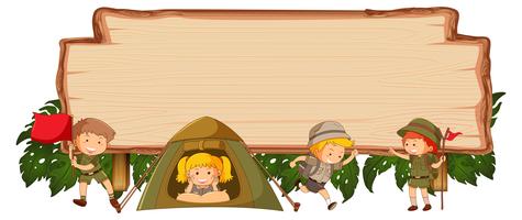 Camping enfants sur bannière en bois